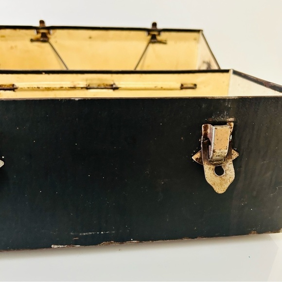 Vintage Industrial rusted lunch box, Miners Lunch Box, Industrial decor - Picture 5 of 12